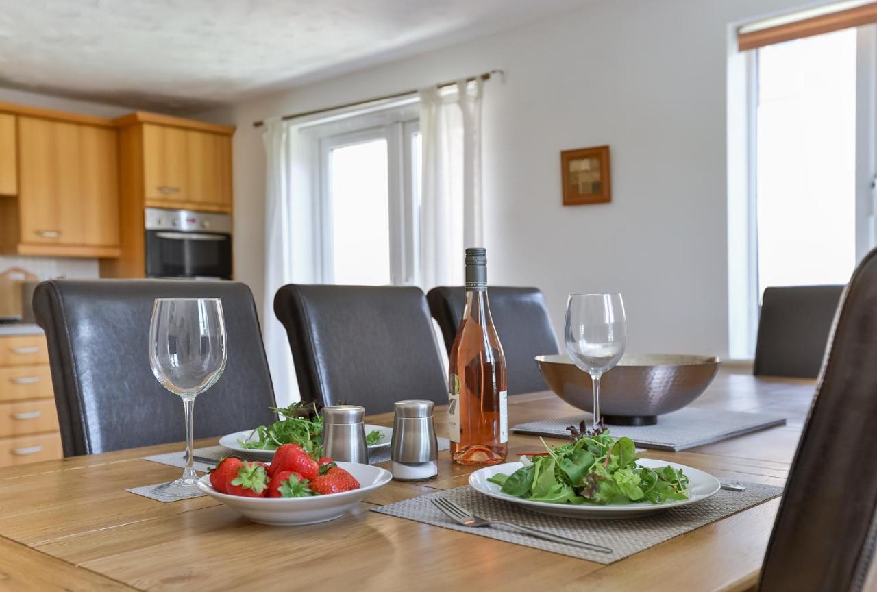 Kvm - Highclere House For Large Groups With Parking By Kvm Stays Hampton Экстерьер фото